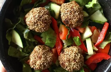 Vepřové Kuličky s Italskými Bylinkami v Sezamové Krustě