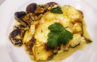 Pomalu pečená krkovice se špenátem, žampiony a hermelínem