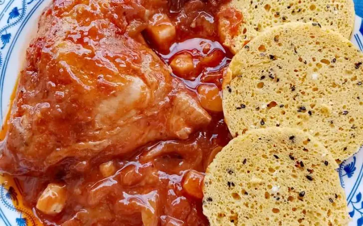 Pečené kuřecí čtvrtky v rajčatové omáčce