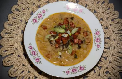 Uzená zelná polévka s hříbky a kedlubnou