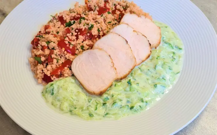 Salát a la Tabouleh s pečeným kuřecím prsem a tzatziki