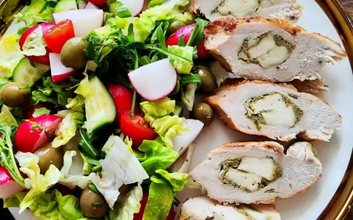 Plněné kuřecí prso se salátem