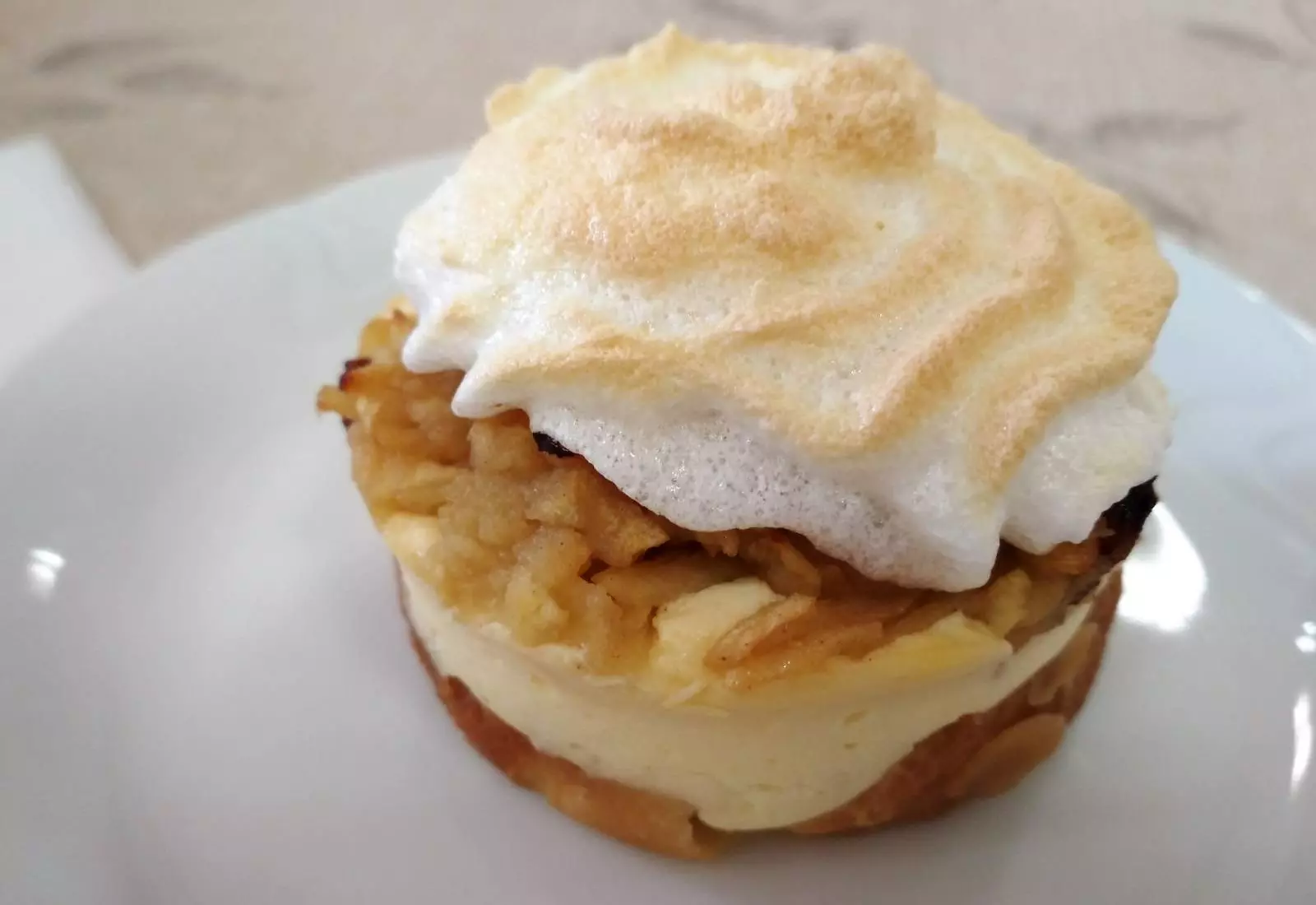 Žemlovka s tvarohem a mandlovými lupínky jako dezert