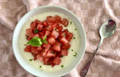 Grécky jogurt s melónom, limetkou a bazalkou