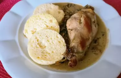 Králík na houbách a paloučkový knedlík