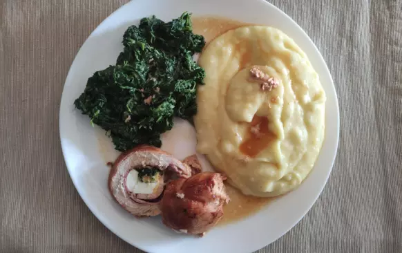 Roládu zbavoval provázku můj muž, zatímco jsem dokončovala přílohu, pro sebe pyré z košťálu květáku a cukety, pro muže a syna  bramborovou kaši.
Syn měl ještě trochu dušeného špenátu, já salát Coleslaw podle Ladušky.