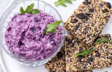 Salát z červeného zelí s tvarohem a sýrovo-semínkové krekry