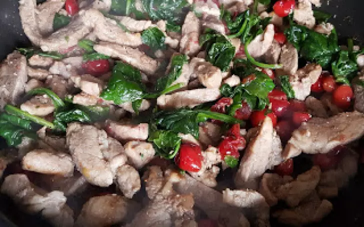 Vepřová panenka s medem a brusinkami