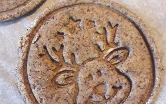 Poté těsto rozválíme (podsypeme si těsto špaldovou moukou) a vykrajujeme jednotlivé sušenky. Pokud máte můžete použít i razítka.