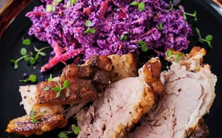 ZELNÝ SALÁT + PEČENÉ VEPŘOVÉ MASO