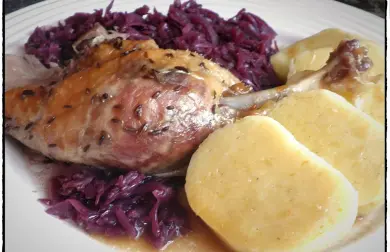 POMALU PEČENÁ KACHNIČKA, DUŠENÉ ČERVENÉ ZELÍ A BRAMBOROVÝ KNEDLÍK