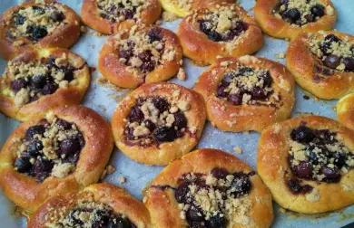 Kynuté moravské koláče s celozrnnou moukou a ovocem