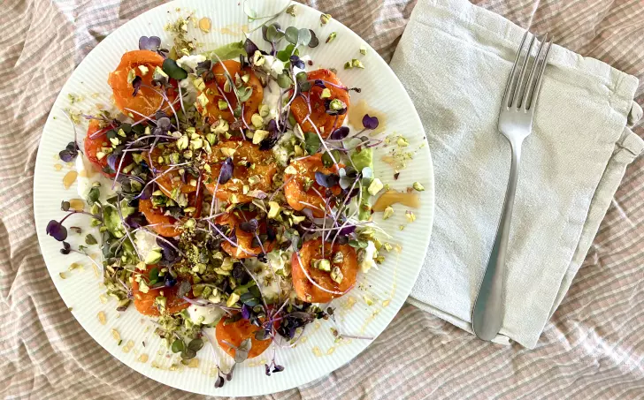Mozzarella s grilovanými meruňkami, avokádovým krémem, štiplavými microgreens a pistáciemi