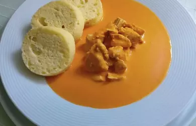 Kuřecí maso na paprice s paloučkovým knedlíkem