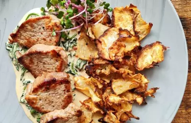 Medailonky z vepřové panenky, smetanový špenát a celerové chipsy