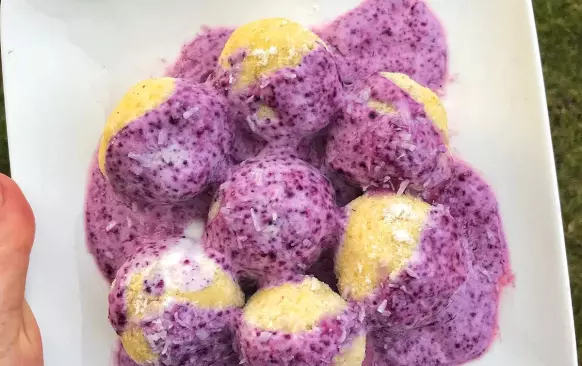 Všechny suroviny smícháme. Necháme 15 minut odležet v lednici - těsto zhoustne a knedlíky půjdou lépe tvarovat. 
Rukama vytvarujeme kolečka a naplníme ovocem (já dala jahody). Pomůžou nám namočené nebo naolejované ruce (těsto se pal nebude lepit na ruce). 
Poté knedlíky vaříme ve vroucí vodě cca 3 minuty. Nakonec nazdobte a oslaďte dle potřeby. Pro inspiraci můžete udělat borůvkový přeliv.