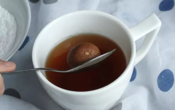 - obalené perníčky skládejte na volný plech nebo velký talíř a ihned po dopečení další várky postupujte stejně

- když máte vymáčené a obalené všechny kuličky, postup máčení v rumu zopakujte - ale jenom v rumu - já mám na perníčkách ještě o vrstvu cukru více, protože jsem perníčky dávala z rumu do cukru a hned zase do rumu a větší část cukru se mi pak v rumu smyla, takže jsem dávala ještě do cukru - až u poslední várky jsem zjistila, že lepší je po prvním cukru počkat, nechat zaschnout a až poté máčet znovu v alkoholu