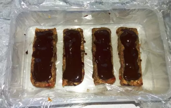 Vytáhněte z lednice a ostrým nožem nařežte na požadované tvary. Pokud by se vám kraje roztřepily, prsty je uhlaďte. Rozpusťte čokoládu a lžičkou ji na tyčinky naneste. Nechte opět vychladit.