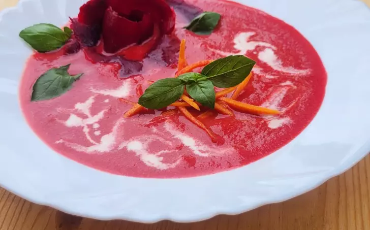 KRÉMOVÁ POLÉVKA Z ČERVENÉ ŘEPY