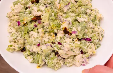 Salát s kuřetem a brokolicí