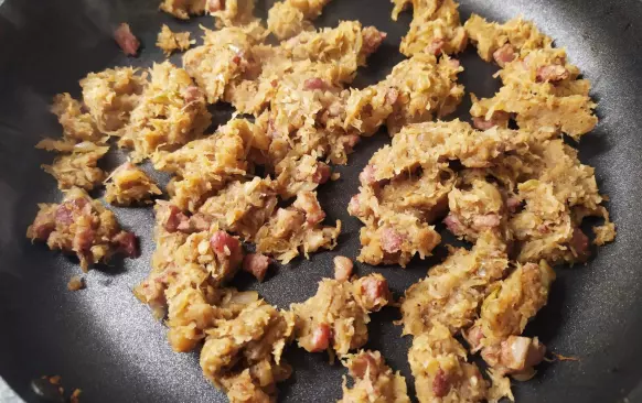 Všechny suché suroviny umixuju společně v nutribuletu. Cílem je rozmixovat psillium i parmazán na jemný prášek a všechny suroviny řádně smíchat. 

Na nepřilnavé pánvi osmahnu do růžova cibulku a slaninu.
Přidám na jemném struhadle nastrouhaný celer a za stálého tření vařečkou osmahnu do hněda a sucha.

Nechám trochu zchladnout. Přidám mokré suroviny a vše spolu řádně propracuji. Zabalím do folie a nechám v lednici cca 30minut odpočinout.Potom těsto rozdělím na 4 kusy a na pomoučněném vále z nich vyválím válečky.
Rozdělím na jednotlivé dílky, které upravím dle vlastních představ:) Já z nich udělala kuličky:) 

Pečeme v troubě na 180°C než zrůžoví nebo smažíme na pánvi na trošce sádla.