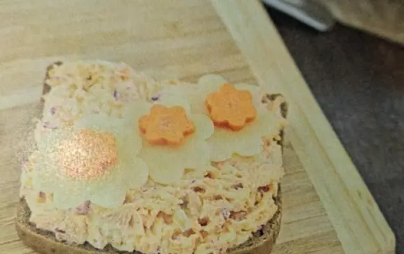 Zeleninu očistíme, nastrouháme a smícháme s Lučinou. Pomazánku podáváme s chlebem a se sýrem.