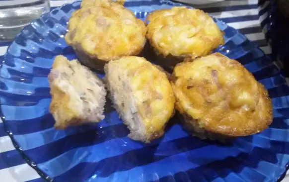Krkovičku nameleme, ochutíme částí soli a pepře. Natlačíme do formy na muffiny, tak aby vznikl ďůlek. Do něj dáme nakrájenou slaninu a chedar a zalijeme rozšlehaným vajíčkem ochuceným solí a pepřem. Pečeme na 200°C asi 15-20 minut.
Místo slaniny a chedaru se dají použít jiné suroviny. (např. žampiony, špenát, kozí sýr, atd.)