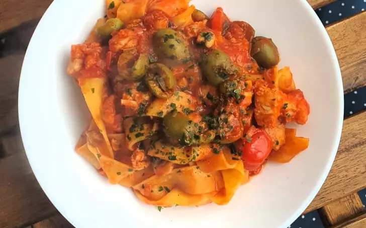 Těstoviny alla puttanesca s treskou