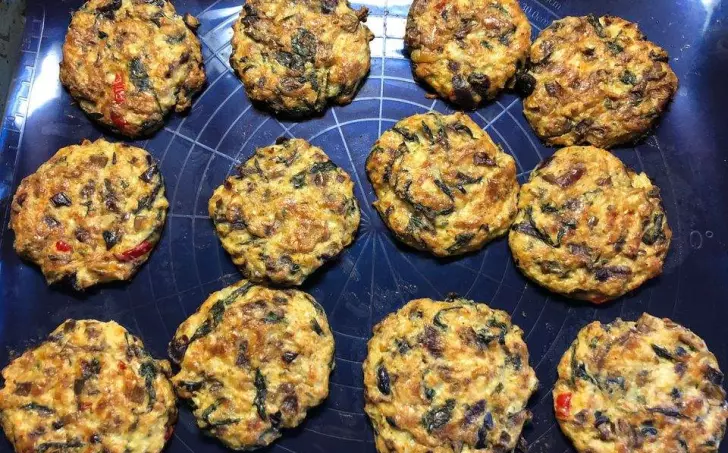 Květákové placky s houbama a špenátem