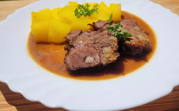 Hovězí krk na slanině s kedlubnou