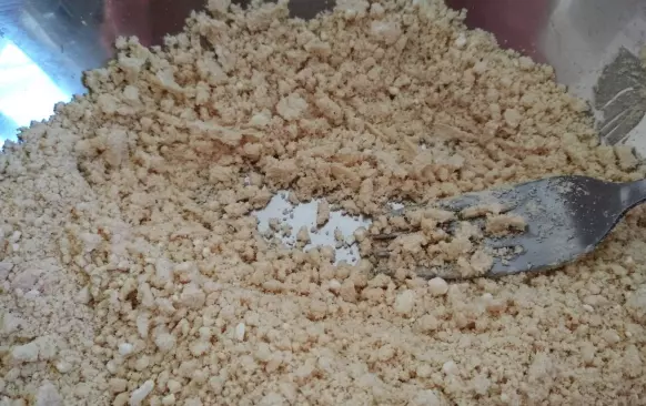 Do moučné směsi nasekejte 35 g másla. Třecím nástavcem v robotu a nebo vidličkou do směsi máslo zapracujte - pracujte rychle, aby se suroviny co nejméně zahřály.
Když je mouka s máslem rozemnutá do jemné drobenky, přidejte žloutky i rum a opět zapracujte.
Těsto rychle vyválejte do válečku a rozdělte na 15 stejných dílků. Z nich rychle vytvarujte rohlíčky.