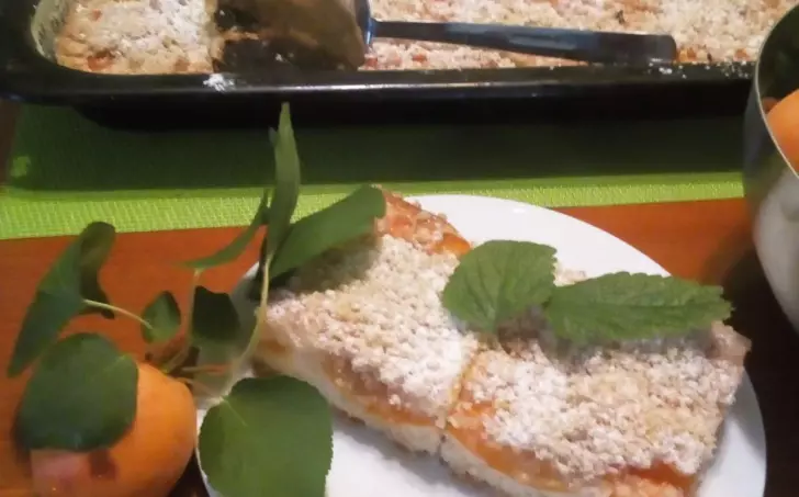 Drobenkový koláč s meruňkami