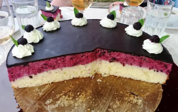 Nazdobte dle představ – já doporučuji kopečky šlehačky, ovoce a mátu.
Řežte nahřátým nožem, aby poleva příliš nepraskala. Dobrou chuť.