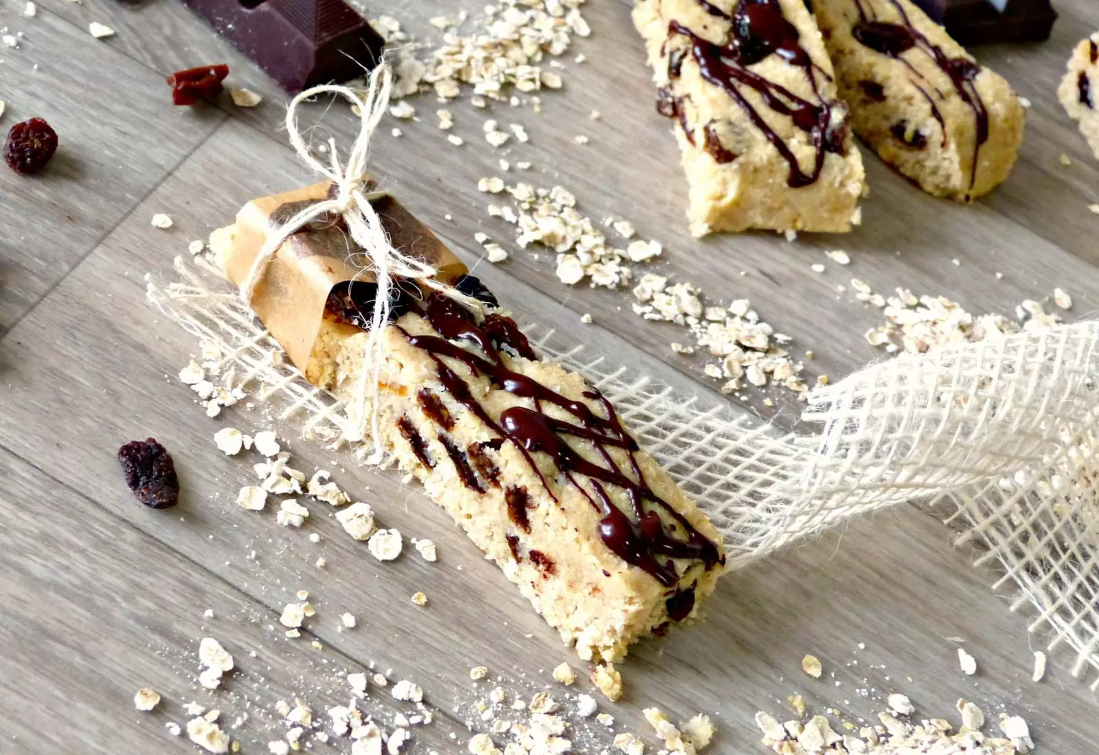 Domácí müsli tyčinky s medem, kokosem, meruňkovým Šmakounem a čokoládou s Ghítelou