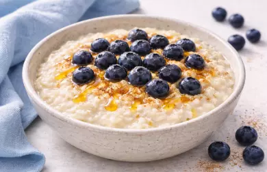 Obláčková ovesná kaše se sněhem, borůvkami a čekankovým sirupem