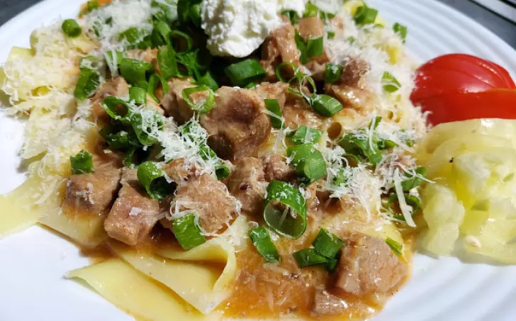 Krůtí perkelt s nudlemi, tvarohem a sýrem