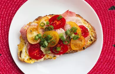 Kváskový chléb ve vajíčku se šunkou a sýrem