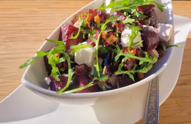 PEČENÁ ŘEPA S KOZÍM SÝREM,RUKOLOU A OŘECHY