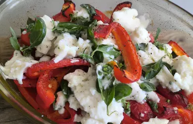 Paprikový salát s mozzarellou