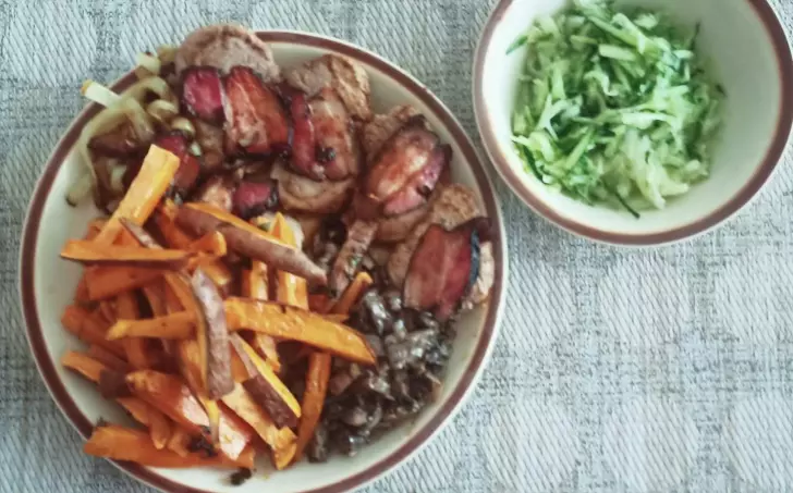 Medailonky z vepřové panenky s anglickou slaninou, batátové hranolky + smetanové žampióny