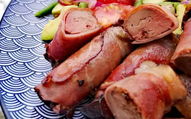 KUŘECÍ JÁTRA OBALENÁ VE SLANINĚ SE SALÁTEM