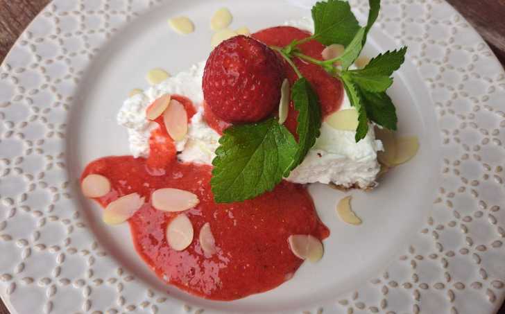 Nepečený tvarohový dort s hrudkovitým tvarohem plný bílkovin