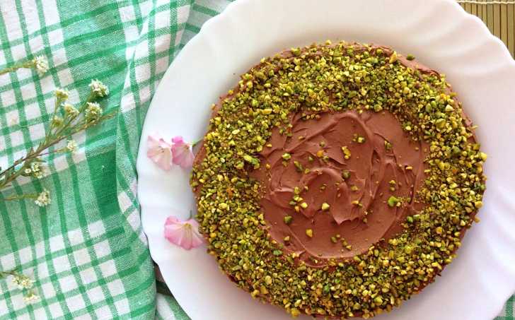 Pistáciový dort s čokoládovým máslovým krémem