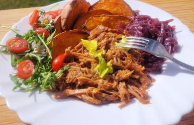 TRHANÉ VEPŘOVÉ MASO PEČENÝM BATÁTEM A CIBULOVOU MARMELÁDOU