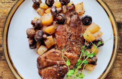 Pečená krkovička s kedlubnou a žampiony