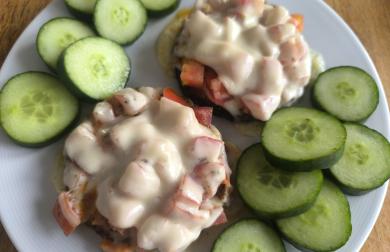 Zapečený LC chléb s rajčaty a okurkou