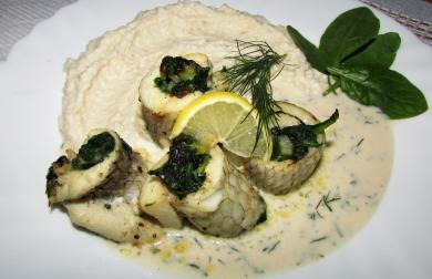 ZÁVITKY Z PSTRUHA PLNĚNÉ ŠPENÁTEM, KOPROVÁ OMÁČKA A CELEROVÉ PYRÉ