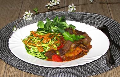 VEPŘOVÁ JÁTRA NA ZELENINĚ + CUKETOVÉ A MRKVOVÉ NUDLE