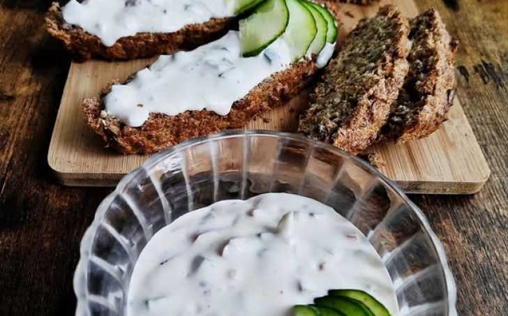 Tvarohová pomazánka a chléb z lněného a slunečnicového semínka
