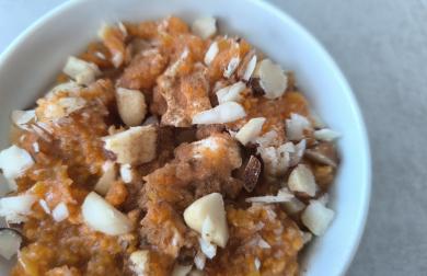 Řecký jogurt s mrkvovým salátem a oříšky